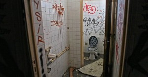 Dramat mężczyzny. Żeby przeżyć, musiał pić wodę z toalety