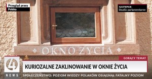 Utknął próbując porzucić się w oknie życia. Czuł się niechciany.